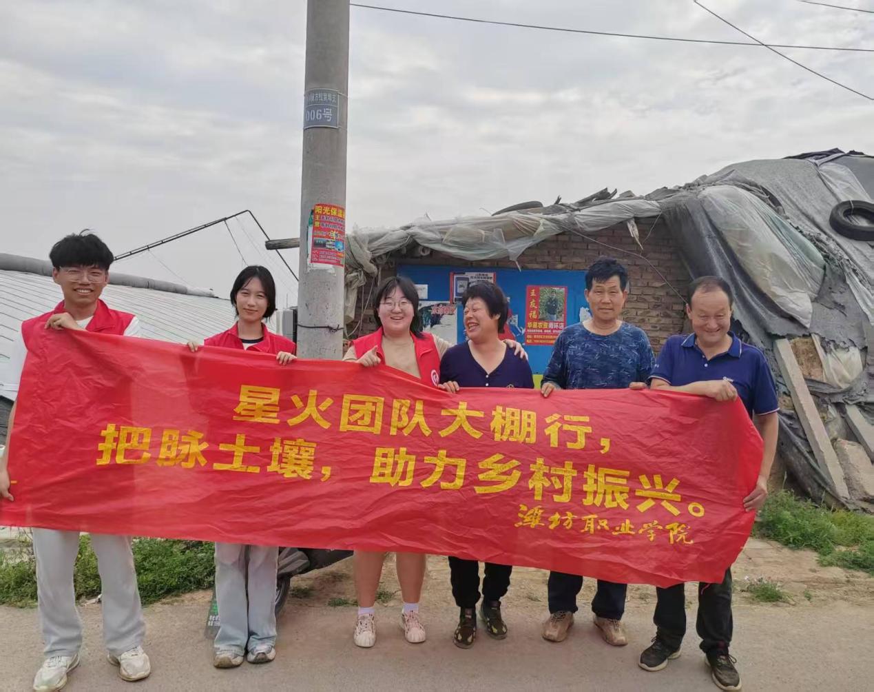 图为团队成员与农户建立深厚情谊并合影。桑秀杰 供图