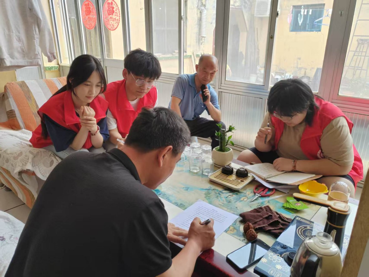 图为团队成员在农户家中进行土壤污染治理知识科普